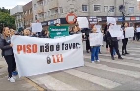 Professores de Joaçaba fazem protesto para cobrar pagamento do piso nacional 