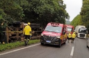 Motorista escapa ileso após carreta carregada tombar na BR-282