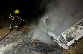 Picape é destruída por incêndio após colisão contra poste de energia elétrica 