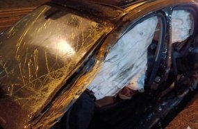 Motorista é ejetado após colisão entre carro e caminhão na BR-116