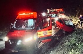 Motorista fica preso às ferragens após carro colidir contra barranco