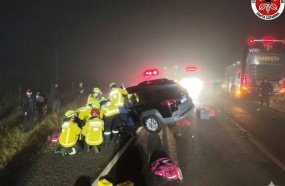 Motorista fica preso às ferragens após colisão contra ônibus na SC-355