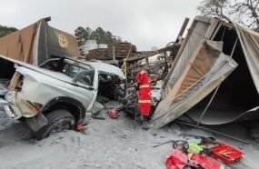 Colisão entre carreta, caminhonete e carro deixa três feridos na BR-282