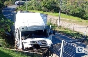 Caminhão derruba poste e colide em muro após ficar sem freios no acesso de Herval