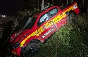 Viatura dos Bombeiros capota após ser atingida por caminhonete na SC-452