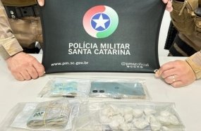 PM apreende drogas e dinheiro durante cumprimento de mandado de prisão