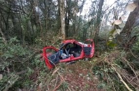 Casal fica ferido após carro sair da pista e colidir contra árvores na SC-135