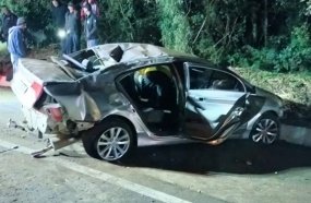 Motorista fica preso às ferragens após carro sair da pista e capotar na BR-282