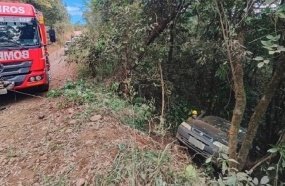 Picape cai em barranco e precisa ser estabilizada para o resgate da condutora