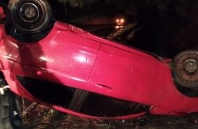 Duas pessoas são socorridas após capotamento de veículo na BR-282