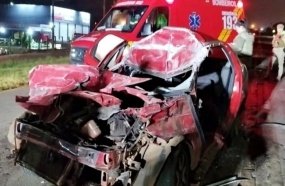 Jovem é resgatado com ferimentos graves após colisão contra ônibus na BR-282
