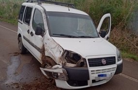 Veículo capota após colisão contra barranco na SC-464