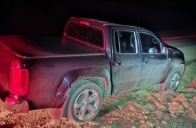 Mulher tem caminhonete roubada após ser rendida por criminosos armados