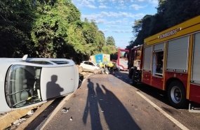 Motorista morre preso às ferragens em engavetamento na BR-282