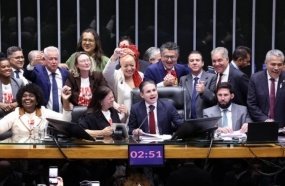 Câmara aprova fim da escala 6x1 com jornada máxima de 40 horas semanais