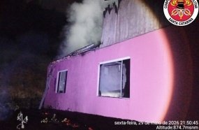 Morador acorda cercado por fumaça e pula janela para fugir de incêndio