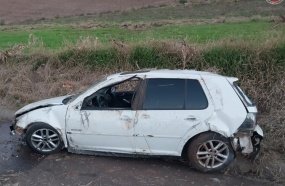 Motorista é ejetado de veículo após colidir contra barranco na SC-135