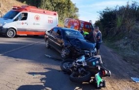 Colisão frontal entre carro e moto deixa dois feridos na SC-355