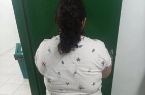Mulher de 37 anos é presa após viver mais de um ano se passando por criança em SC