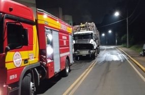 Carreta carregada com toras de madeira pega fogo no centro de Ipira