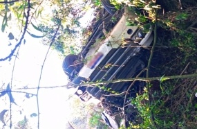 Motorista é resgatado de ferragens após carreta tombar em ribanceira na BR-153