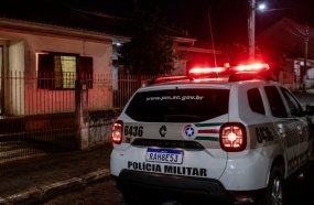 Pai invade casa e agride namorada do filho e família da adolescente em Joaçaba