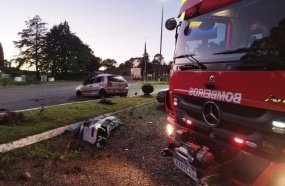 Jovem fica ferido após saída de pista e colisão no trevo de Zortéa