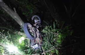 Queda de moto em barranco deixa dois jovens feridos na SC-150