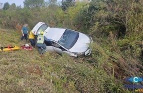 Mulher é socorrida pelos Bombeiros após carro sair da pista na SC-467