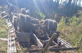 Motorista morre após capotamento de caminhão no Meio-Oeste
