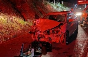 Colisão entre veículos deixa motorista preso às ferragens em Brunópolis