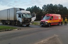 Motorista fica ferido após colisão entre caminhão e carreta no trevo da BR-282