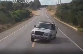 Vídeo mostra caminhonete na contramão provocando acidente na BR-282