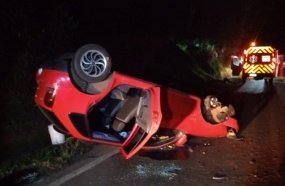 Mulher e adolescente ficam feridas após carro capotar na SC-464