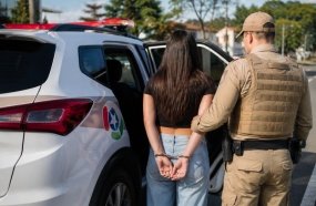 Jovem procurada por tráfico de drogas é presa pela PM em Joaçaba