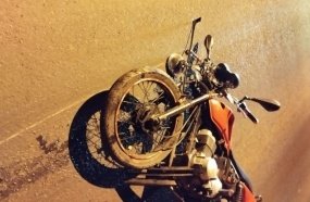 Passageiro de moto é arremessado sobre teto de carro após colisão na SC-283