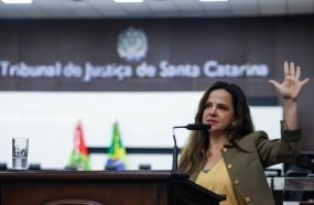 Filha de Lindomar Castilho emociona público no TJSC ao falar do feminicídio de sua mãe