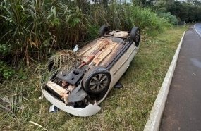 Condutora fica ferida após carro sair da pista e capotar na SC-150