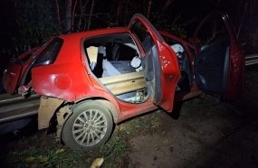 Condutora escapa ilesa após carro ser atravessado por defensa metálica em SC