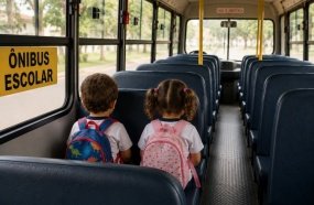 Mãe é presa por não buscar filhos em ponto de ônibus após a creche