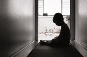 Professora é condenada por maus-tratos contra aluno autista de 4 anos