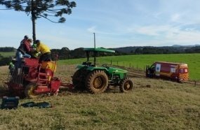 Produtor rural tem mão transfixada por peça de plantadeira em Fraiburgo