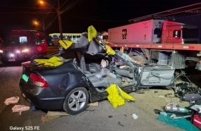 Jovens são resgatados do carro após colisão em carreta estacionada