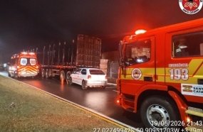 Motorista fica ferido após colidir carro contra carreta bitrem estacionada 