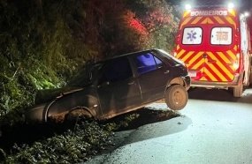 Mulher fica ferida após carro sair da pista e colidir contra barranco