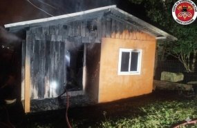Incêndio atinge residência durante a madrugada em Campos Novos