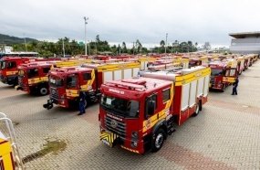 Governo do Estado entrega 56 caminhões ao Corpo de Bombeiros de SC