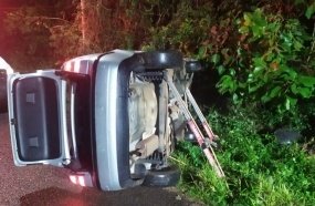 Bombeiros resgatam idoso após veículo tombar em Herval d´Oeste