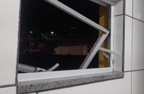 Mulher fica com perna presa em janela ao tentar invadir baile na Unidos do Herval