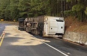 Carreta carregada de maçãs tomba após falha mecânica na SC-350